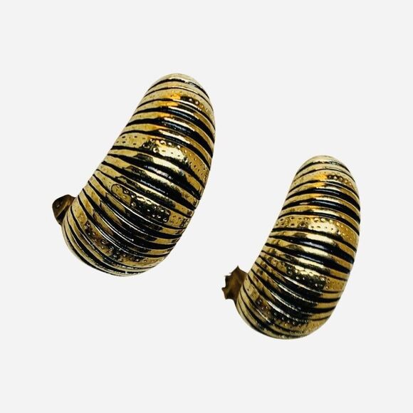 Vintage Ridged Carved Black & Gold Shiny 1/2 Moon Hoop Clip-on Stud Earrings - Picture 4 of 6